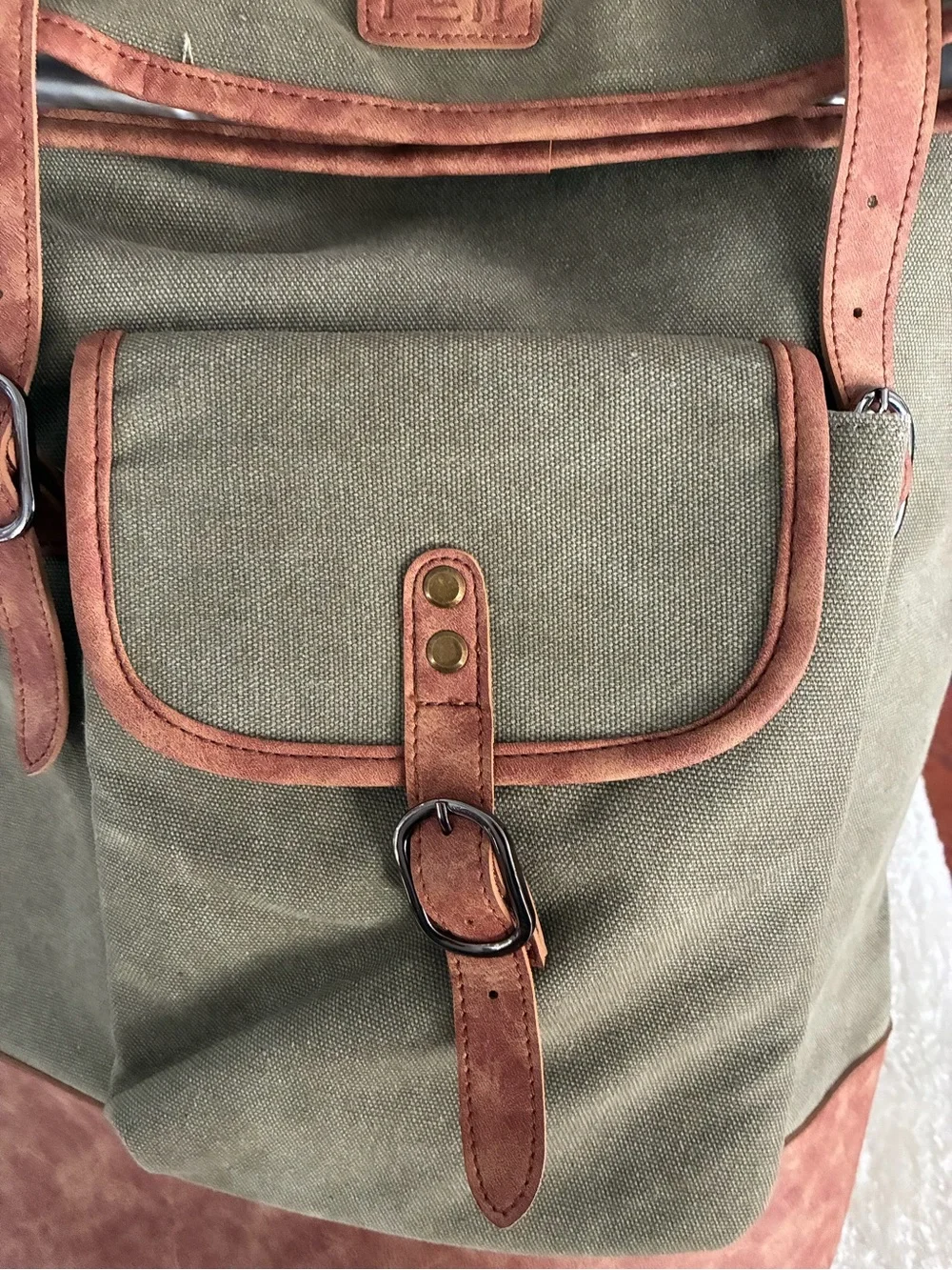 FOSTER & RYE insulated cooler wine backpack in olive green and brown.